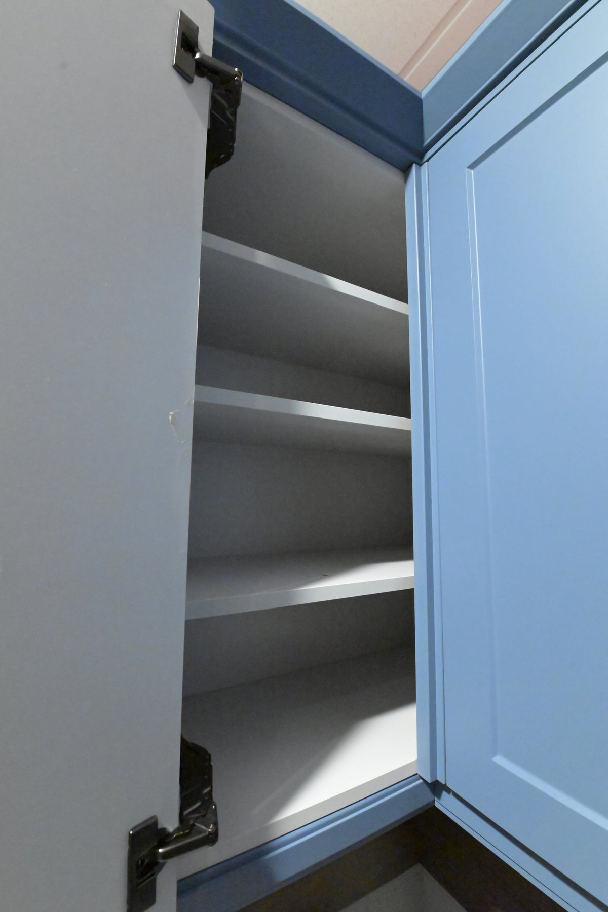 Wren Shaker Blue Matte Kitchen with Appliances