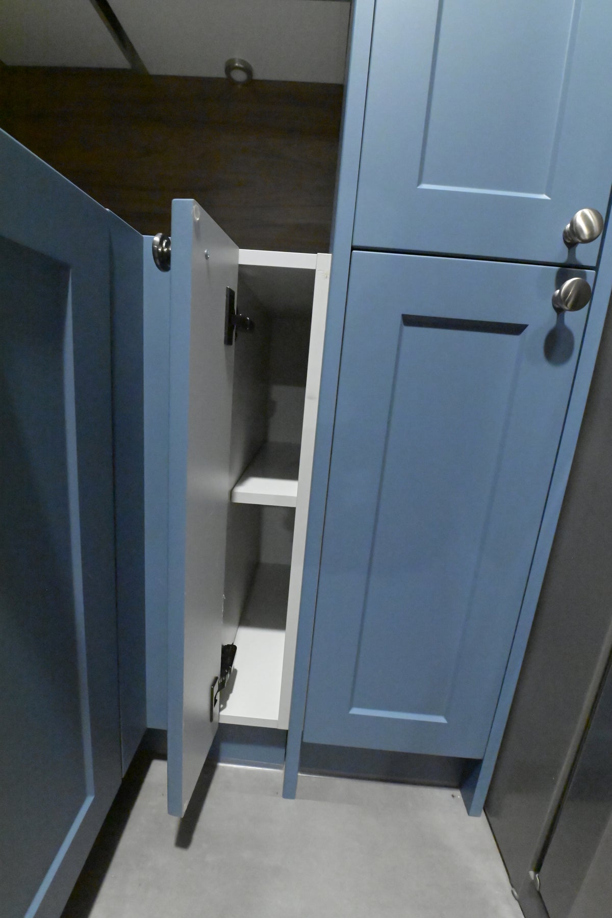 Wren Shaker Blue Matte Kitchen with Appliances