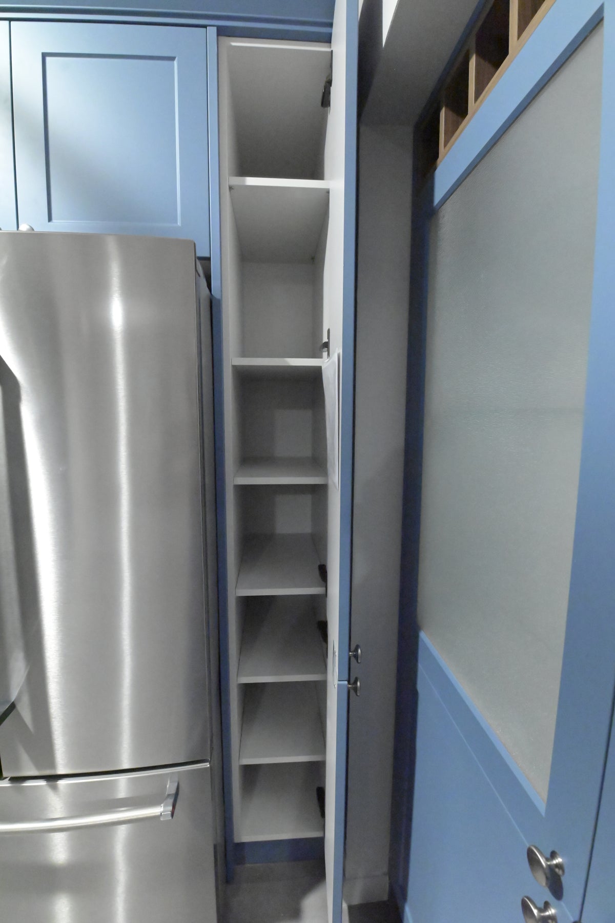 Wren Shaker Blue Matte Kitchen with Appliances