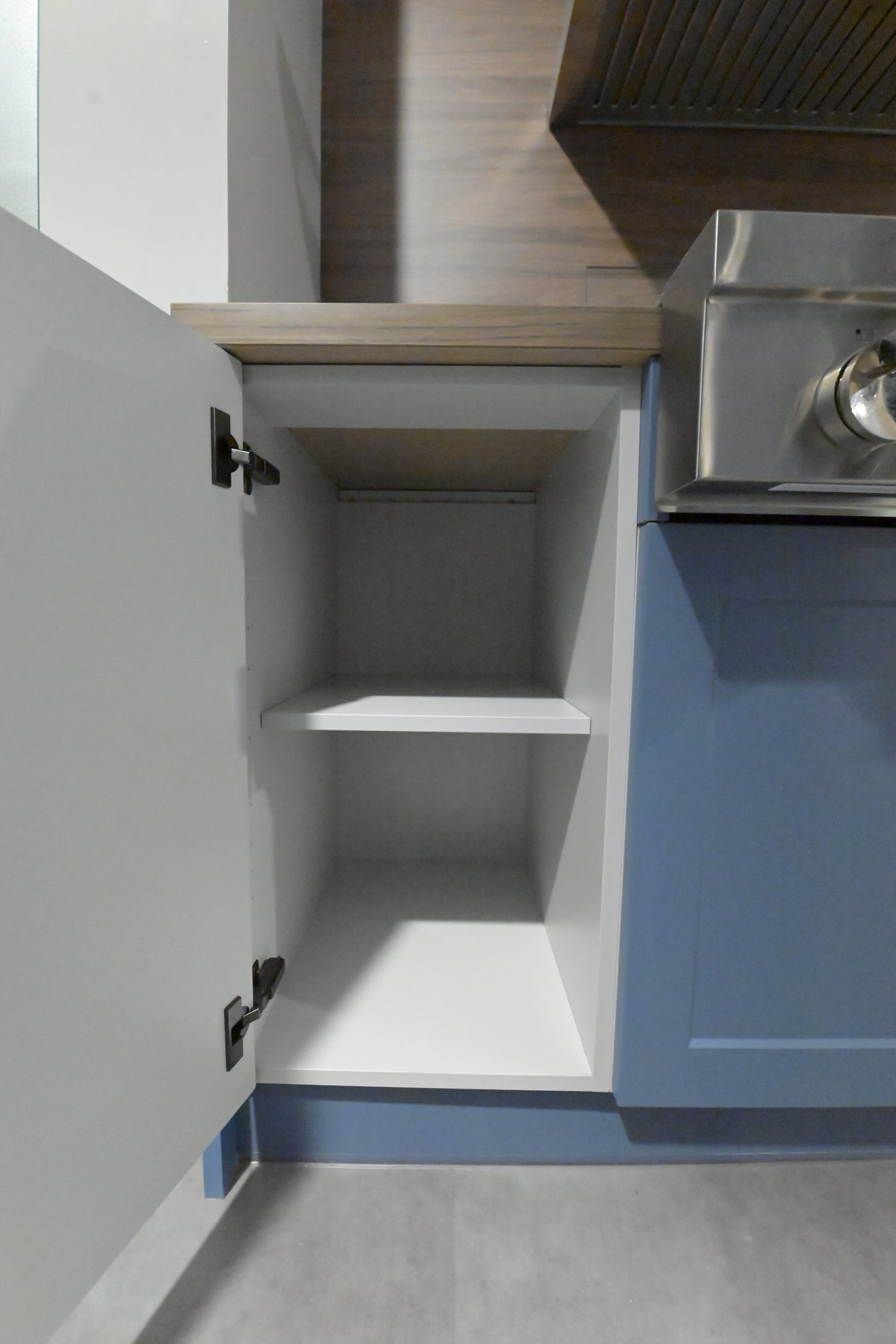 Wren Shaker Blue Matte Kitchen with Appliances