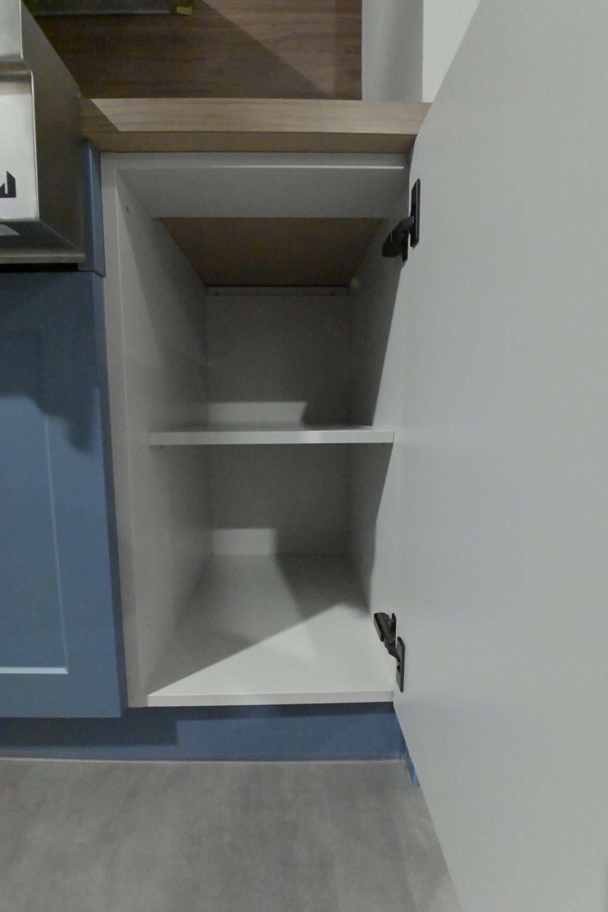 Wren Shaker Blue Matte Kitchen with Appliances