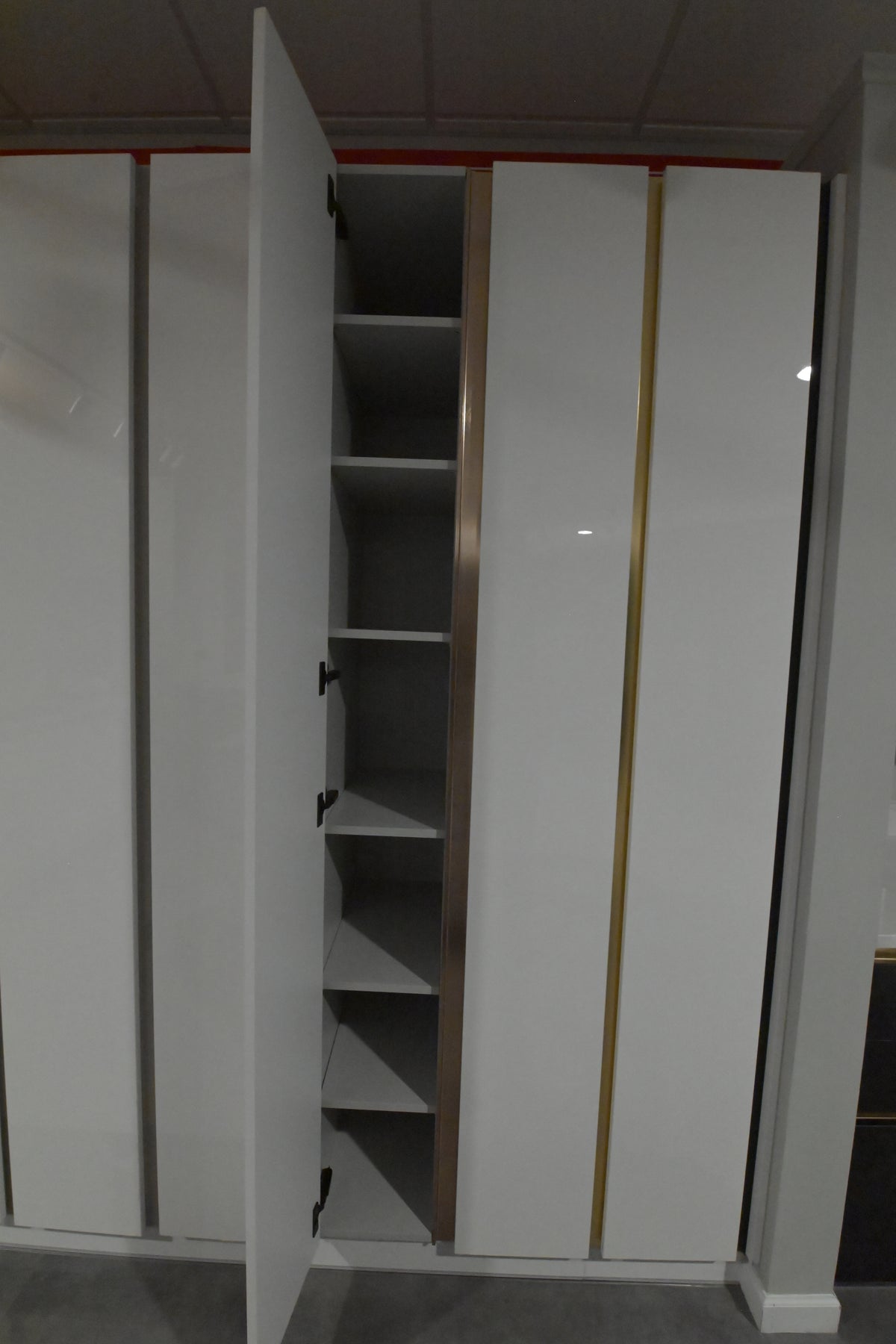 Wren Milano Ultra Black & White Kitchen