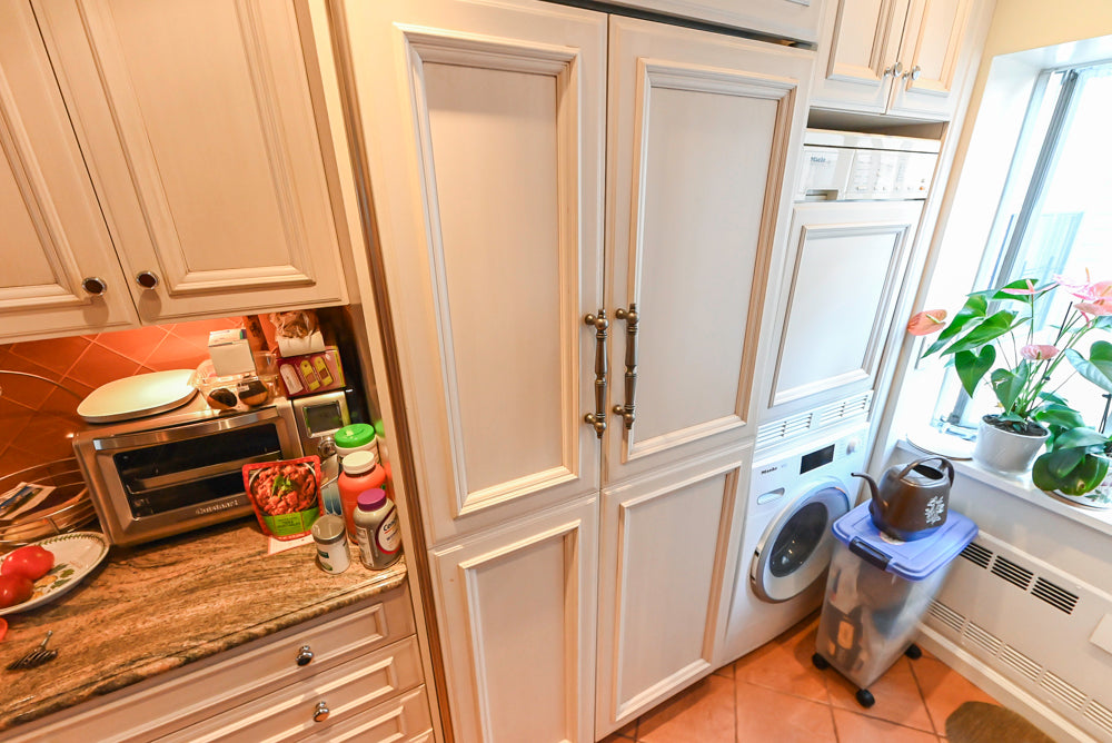 Wood-Mode Traditional Light Cream Pre-Owned Kitchen with Granite Countertops