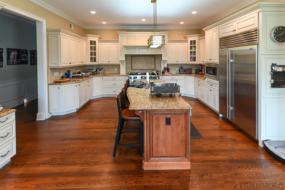 Oh My Omega Traditional White Pre-Owned Kitchen with Island, Desk Area and Appliances