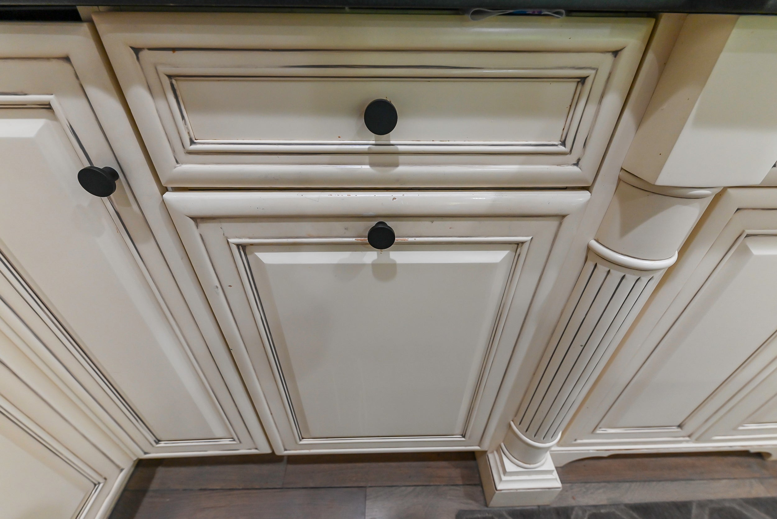 Brookhaven Beauty: Traditional Cream Kitchen with Island & Appliances