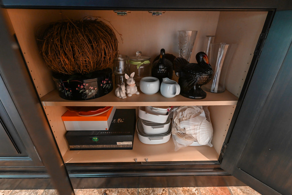 Heirloom Heritage: Traditional Off-White Kitchen with Island & Appliances