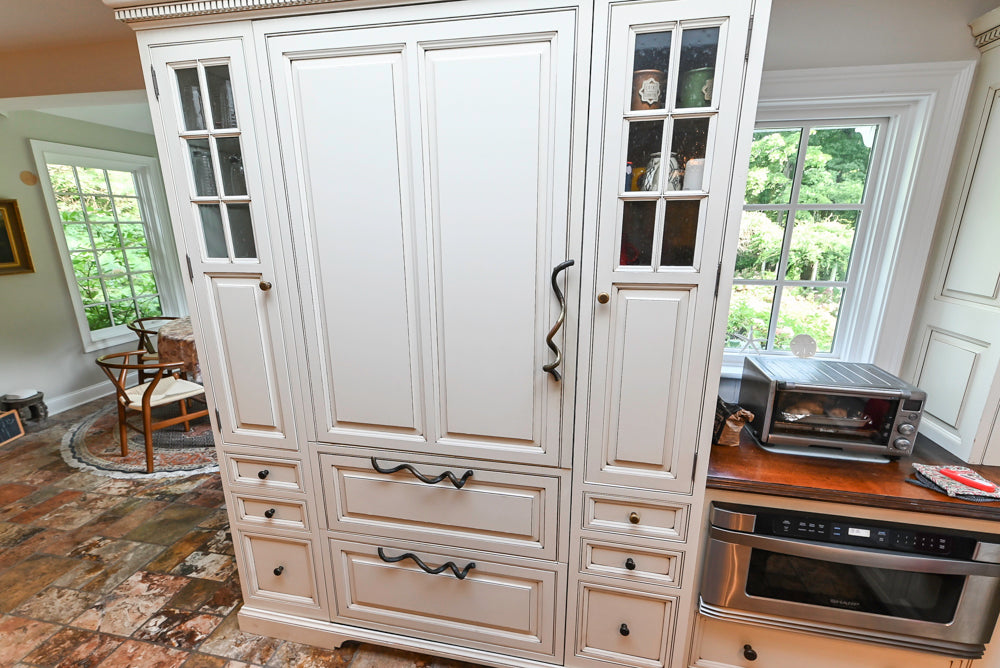 Heirloom Traditional Off-White Pre-Owned Kitchen with Island and Appliances