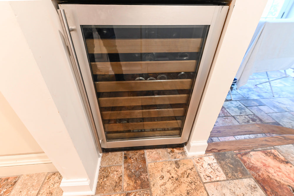Heirloom Heritage: Traditional Off-White Kitchen with Island & Appliances