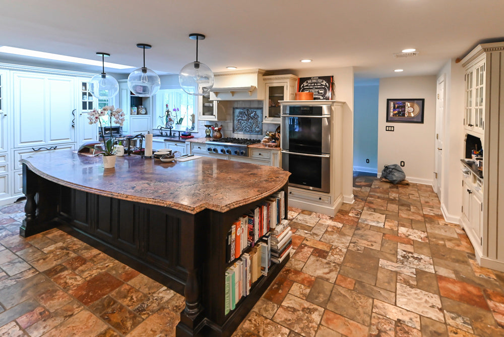 Heirloom Traditional Off-White Pre-Owned Kitchen with Island and Appliances