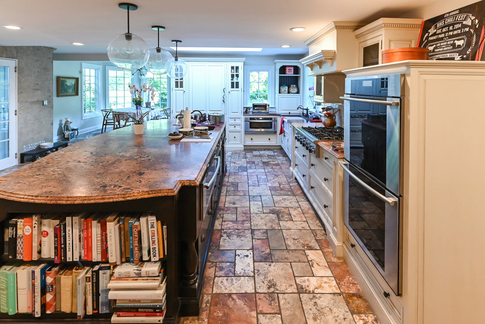 Heirloom Traditional Off-White Pre-Owned Kitchen with Island and Appliances