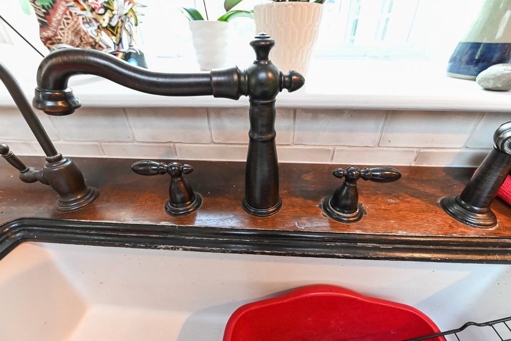 Heirloom Heritage: Traditional Off-White Kitchen with Island & Appliances