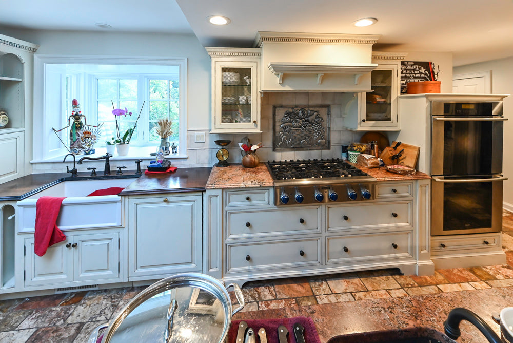 Heirloom Traditional Off-White Pre-Owned Kitchen with Island and Appliances