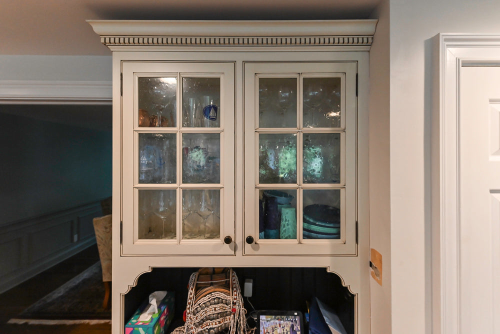 Heirloom Heritage: Traditional Off-White Kitchen with Island & Appliances