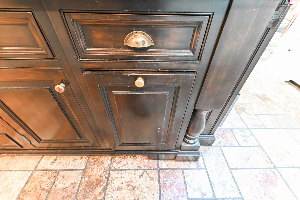 Heirloom Heritage: Traditional Off-White Kitchen with Island & Appliances
