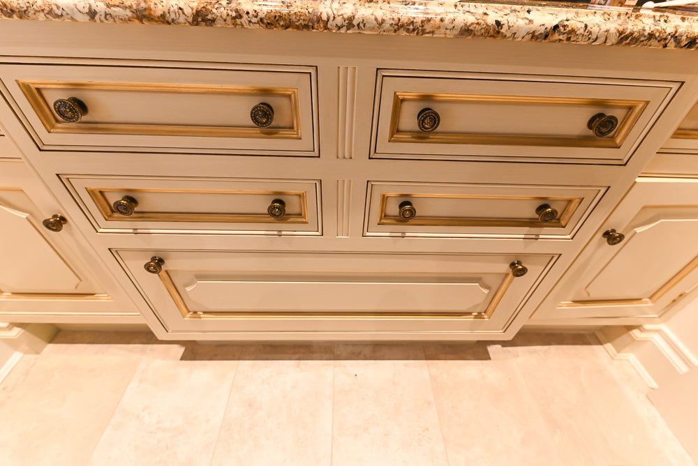 Clive Christian Regency Traditional Cream Kitchen with Pantry & Appliances