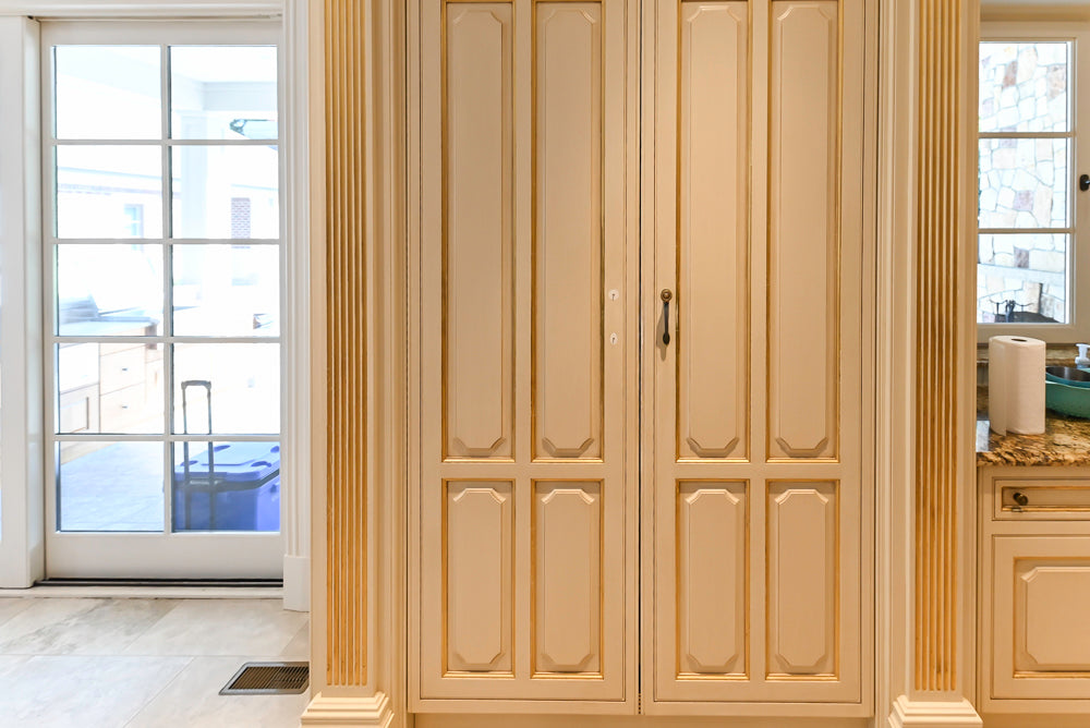 Clive Christian Regency Traditional Cream Kitchen with Pantry & Appliances