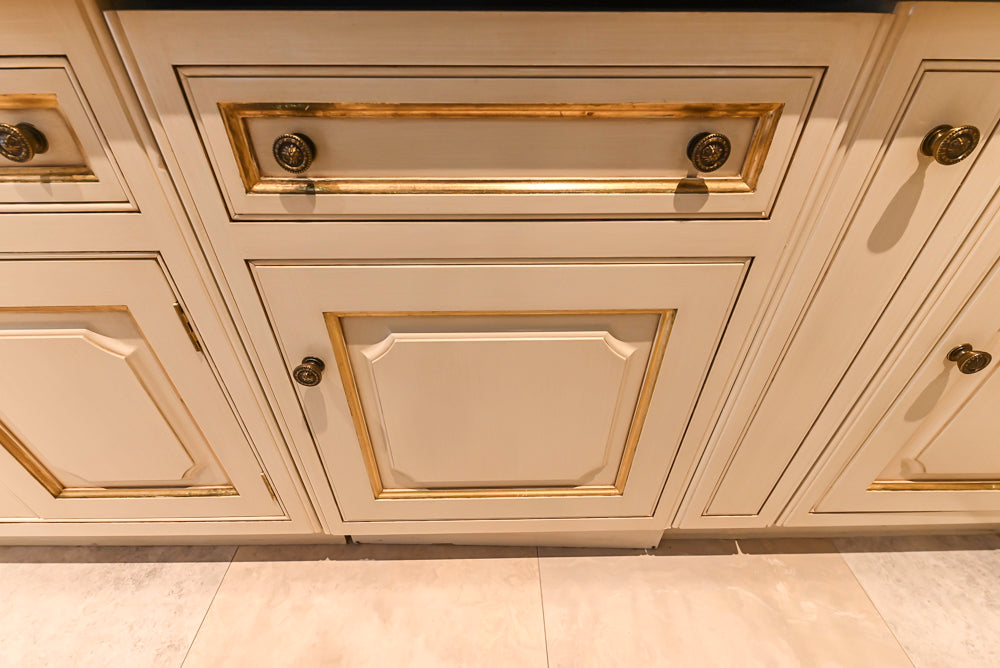 Clive Christian Regency Traditional Cream Kitchen with Pantry & Appliances