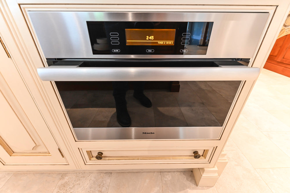 Clive Christian Regency Traditional Cream Kitchen with Pantry & Appliances