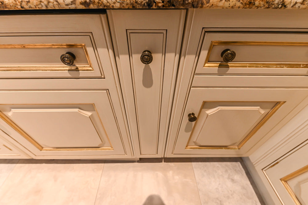 Clive Christian Regency Traditional Cream Kitchen with Pantry & Appliances