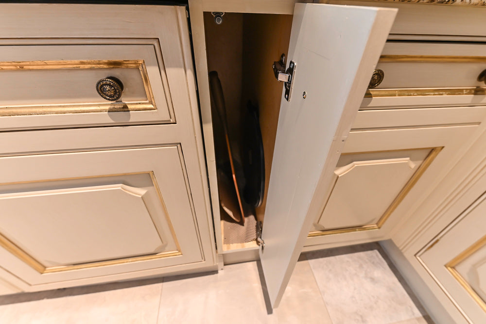 Clive Christian Regency Traditional Cream Kitchen with Pantry & Appliances