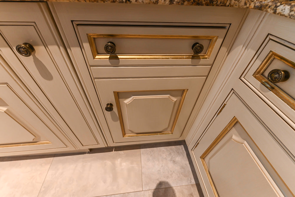 Clive Christian Regency Traditional Cream Kitchen with Pantry & Appliances