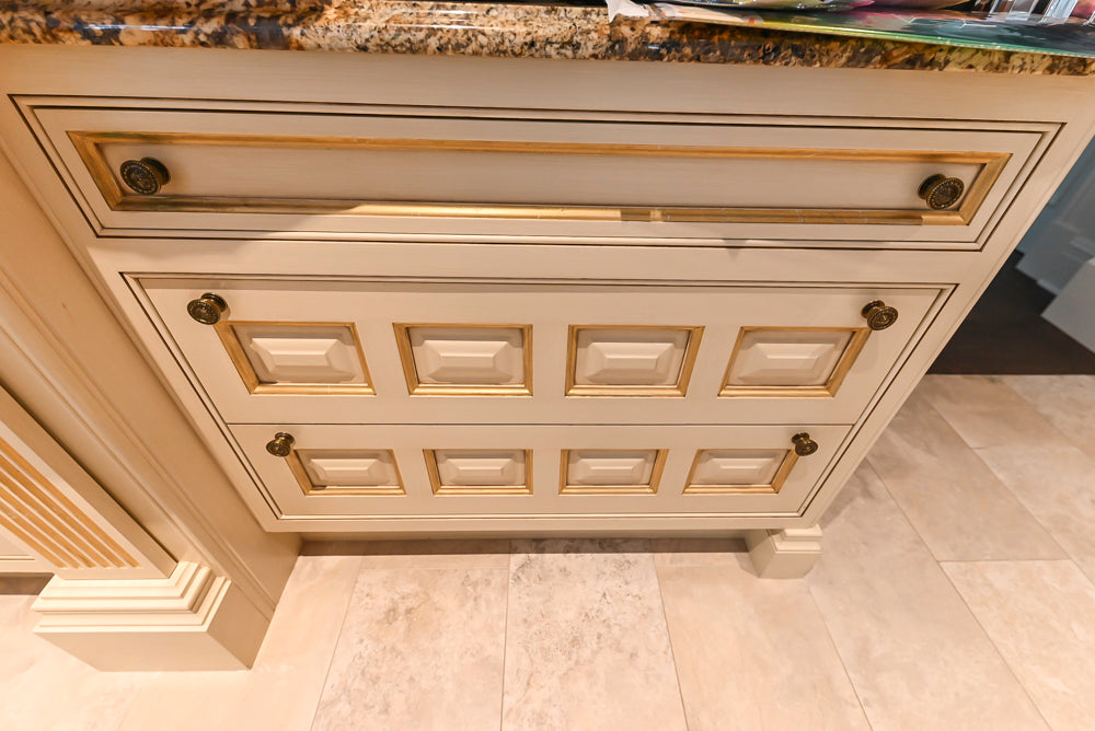 Clive Christian Regency Traditional Cream Kitchen with Pantry & Appliances