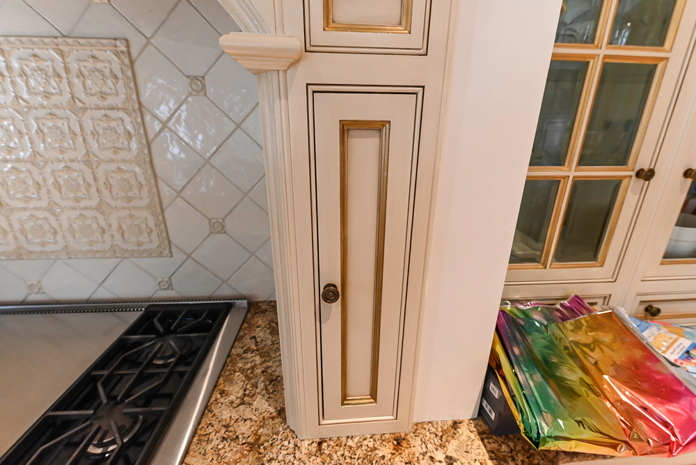 Clive Christian Regency Traditional Cream Kitchen with Pantry & Appliances