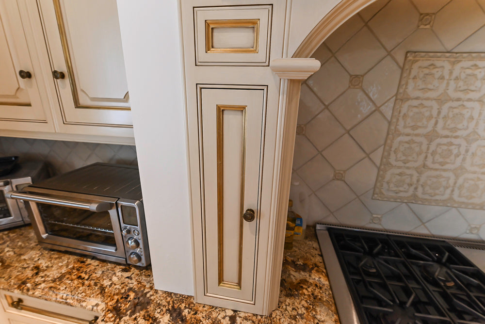 Clive Christian Regency Traditional Cream Kitchen with Pantry & Appliances
