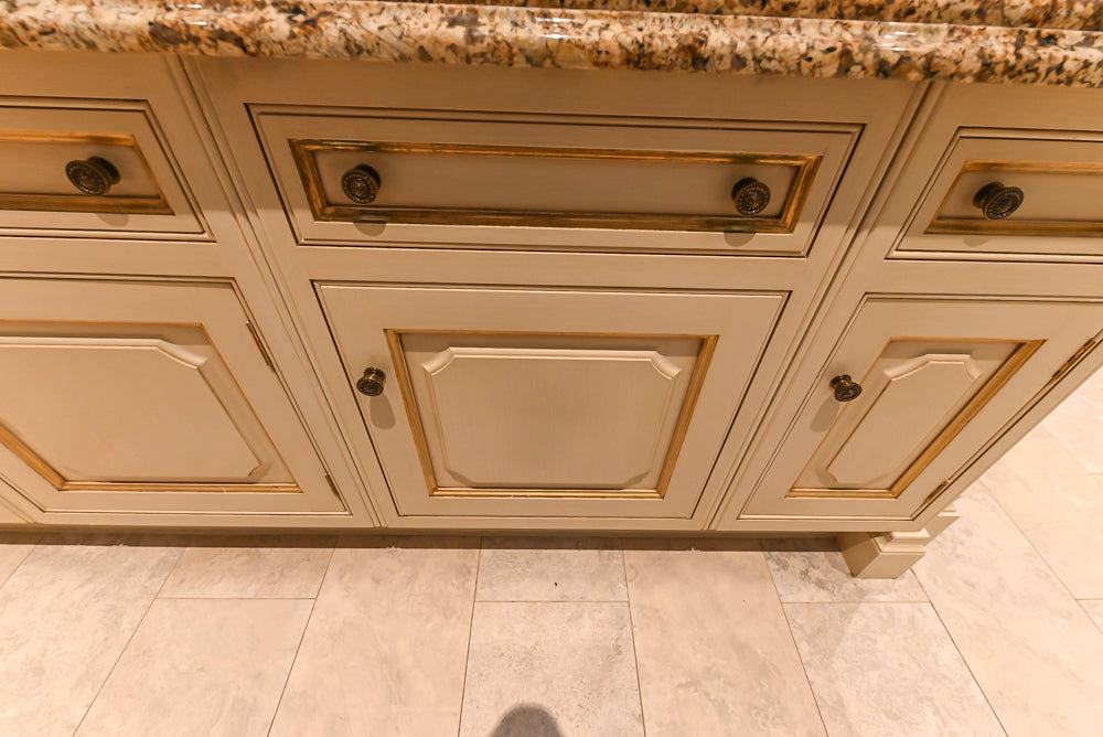 Clive Christian Regency Traditional Cream Kitchen with Pantry & Appliances