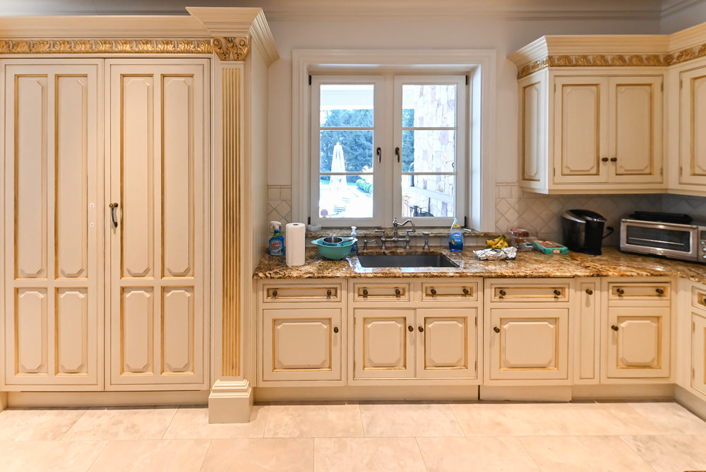 Clive Christian Regency Traditional Cream Kitchen with Pantry & Appliances