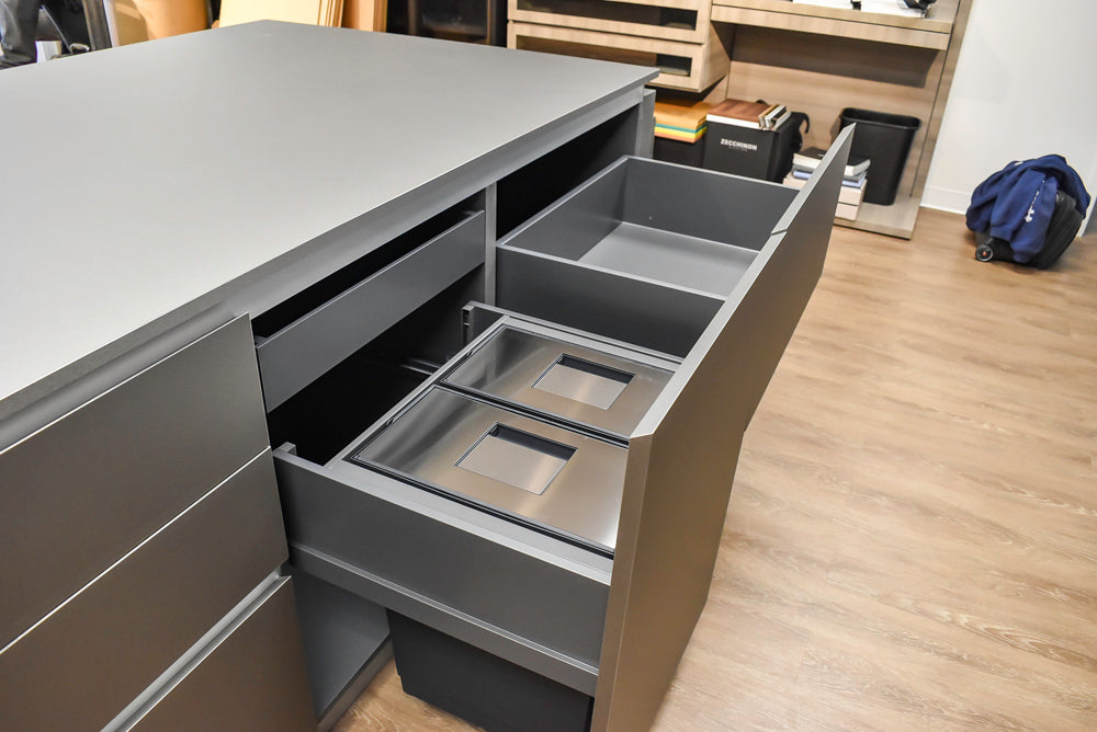 Doimo Cucine Modern Two-Tone Kitchen with Grey Island