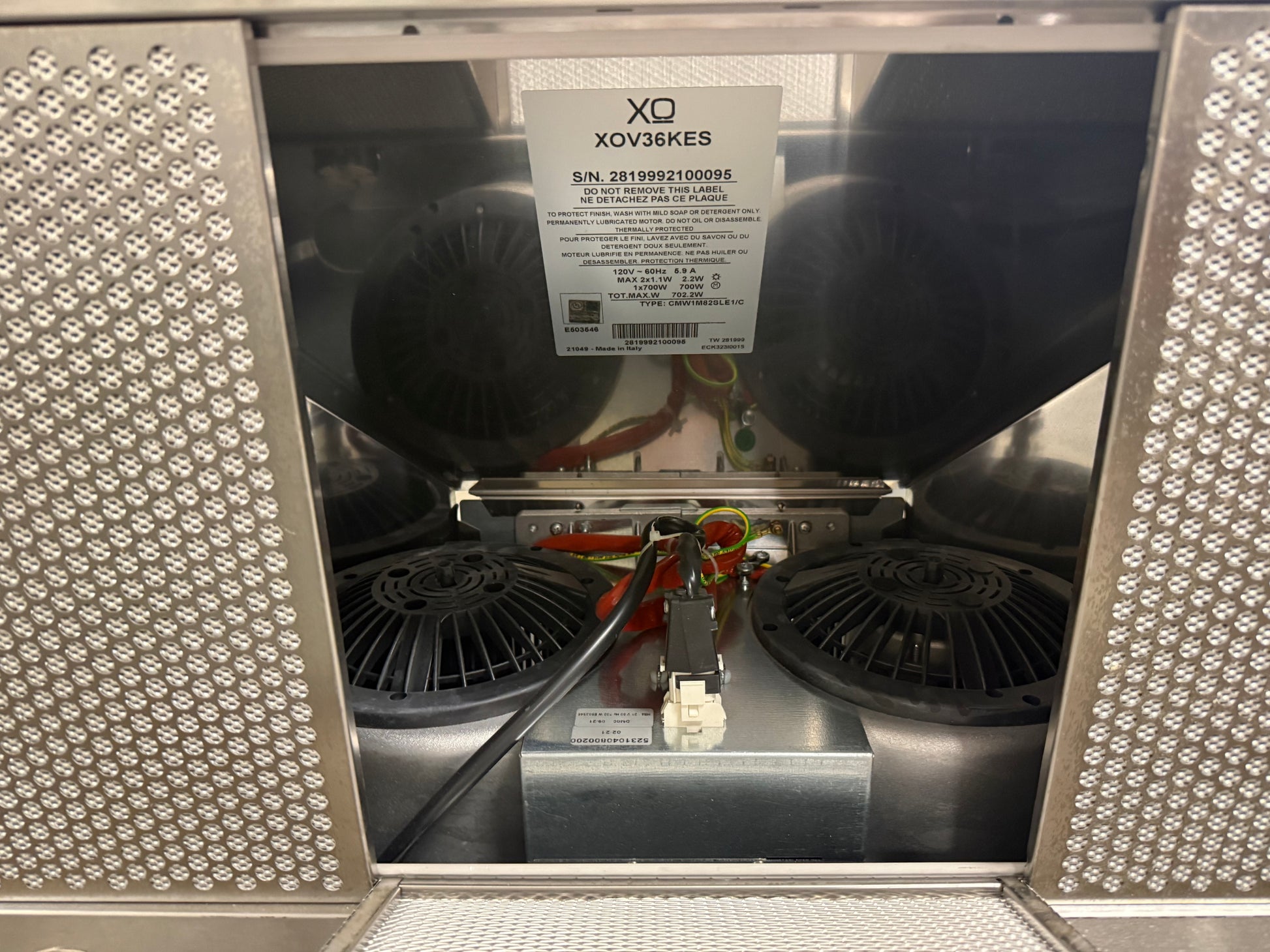 Handcrafted Italian 1000 CFM range hood with dishwasher safe mesh filters