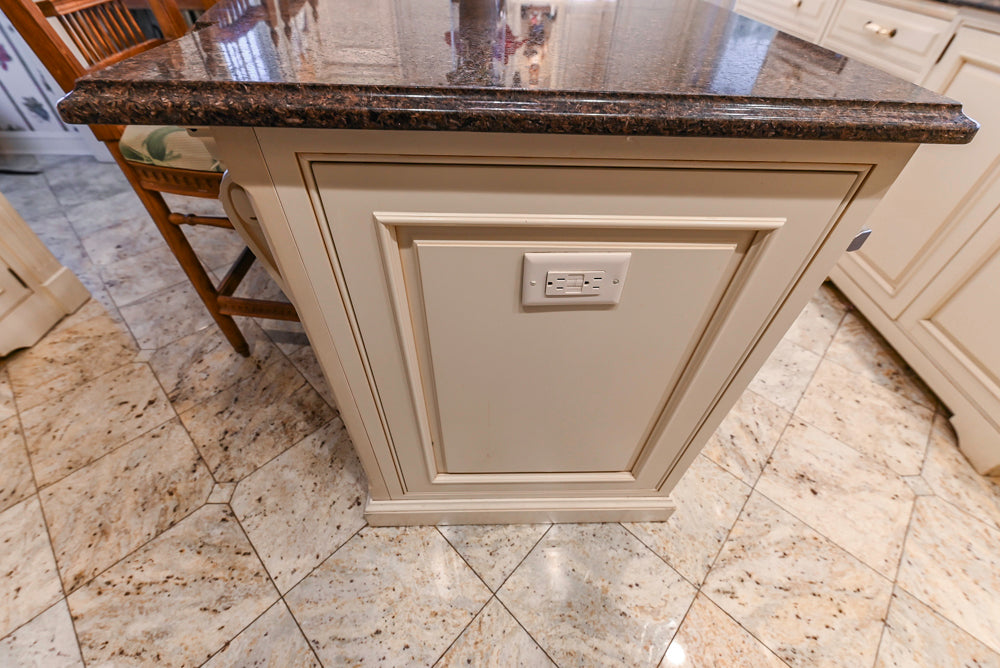 Form LTD Traditional Cream Kitchen with Island, Granite Countertops & Appliances