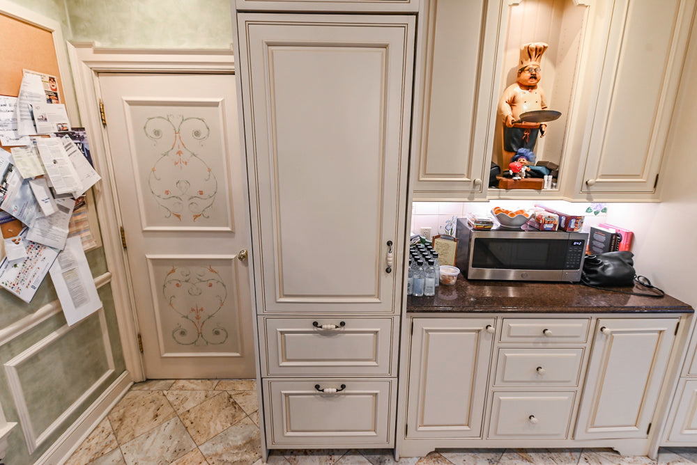 Form LTD Traditional Cream Kitchen with Island, Granite Countertops & Appliances