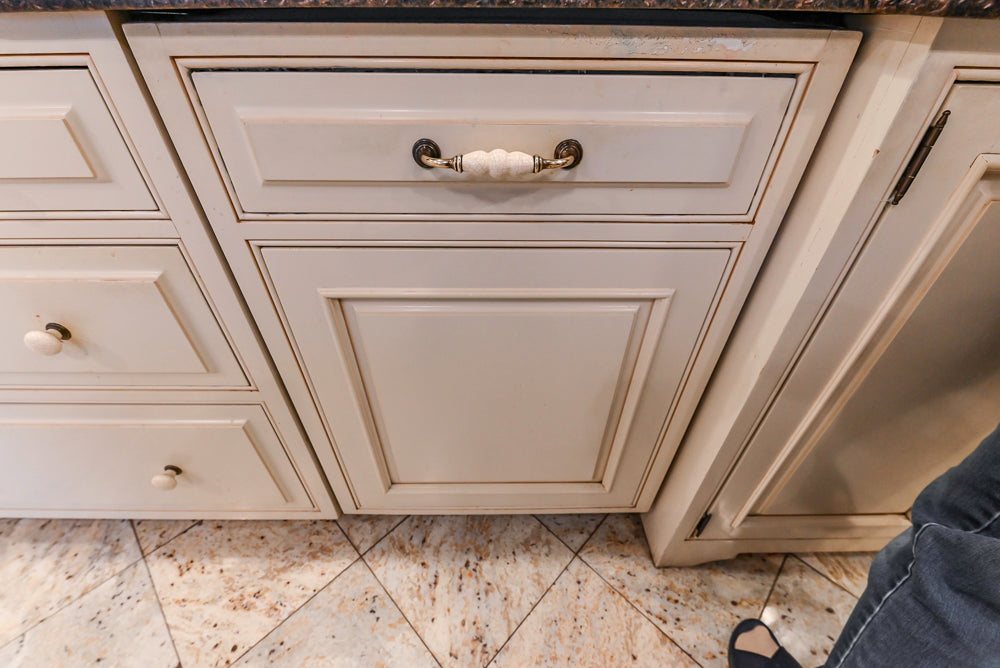 Form LTD Traditional Cream Kitchen with Island, Granite Countertops & Appliances