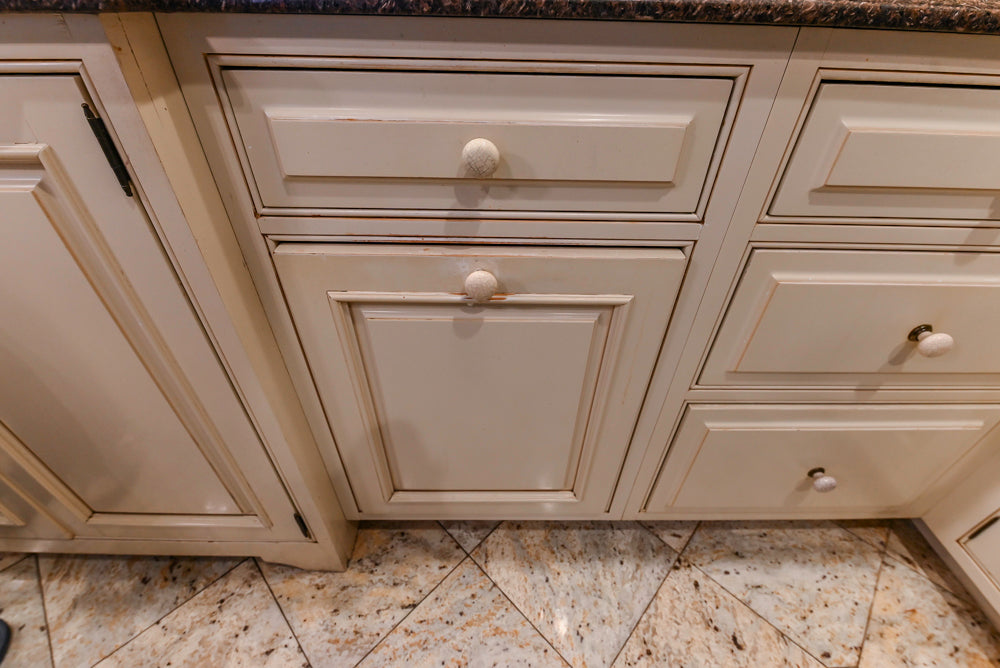 Form LTD Traditional Cream Kitchen with Island, Granite Countertops & Appliances