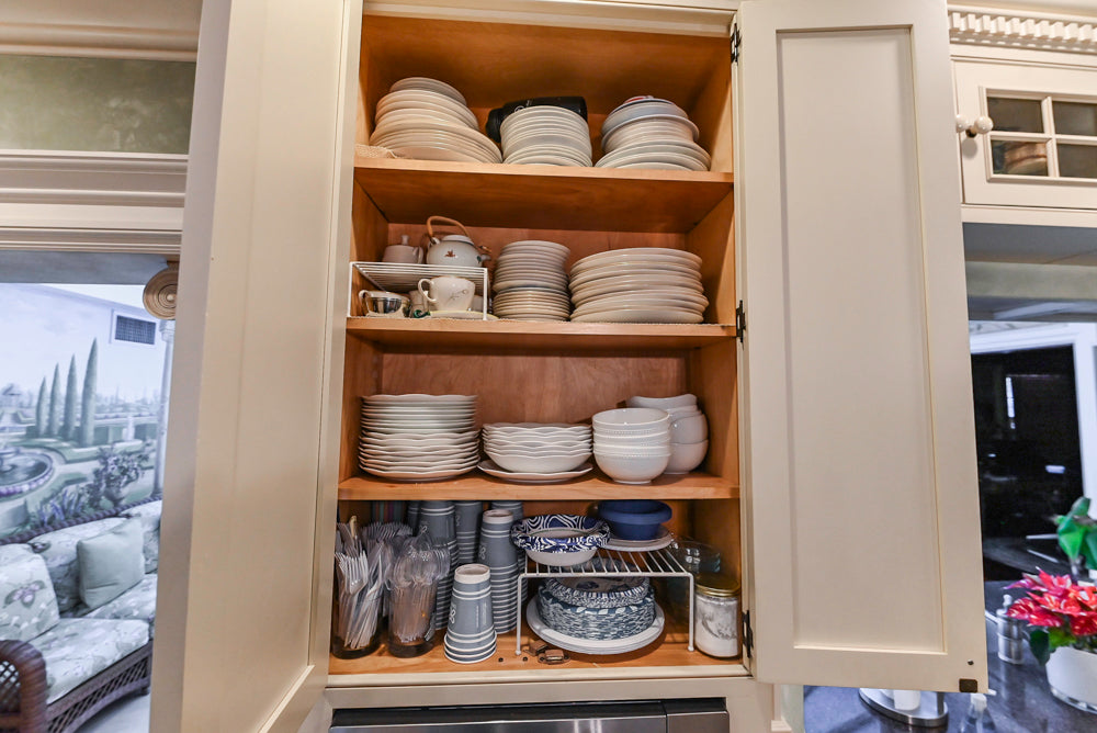 Form LTD Traditional Cream Kitchen with Island, Granite Countertops & Appliances