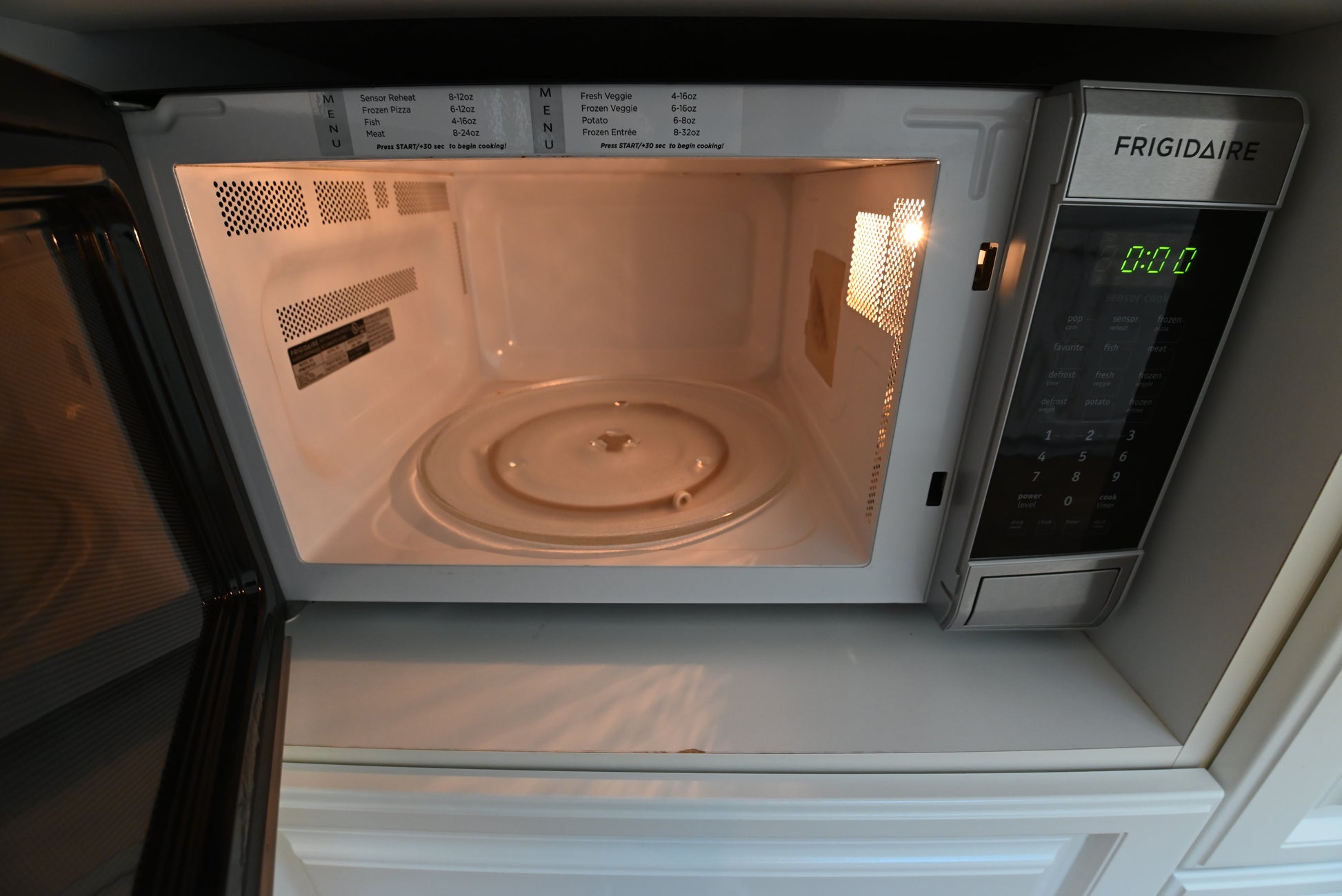 Frigidaire FFMO1611LS 22" Stainless Steel Countertop Microwave