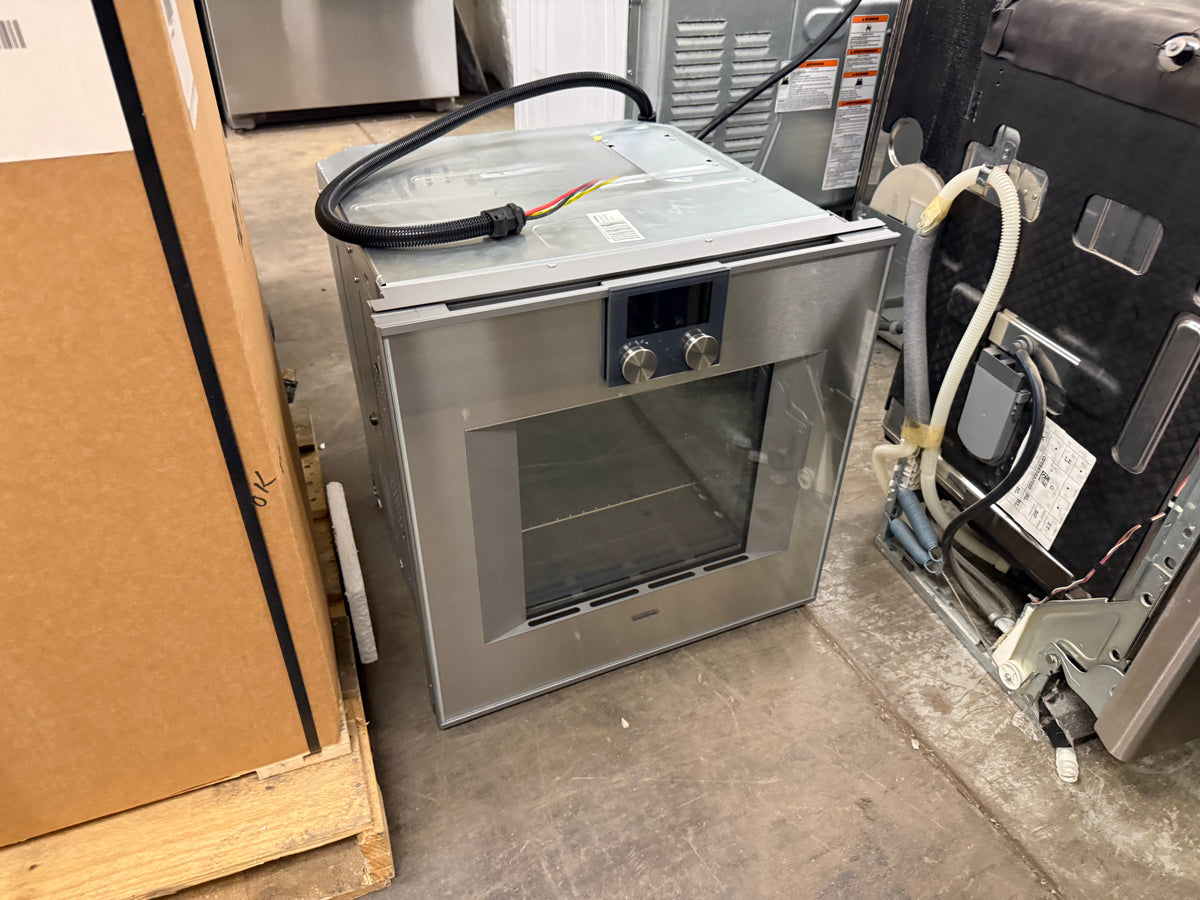 Built-in professional single wall oven with pyrolytic self-cleaning