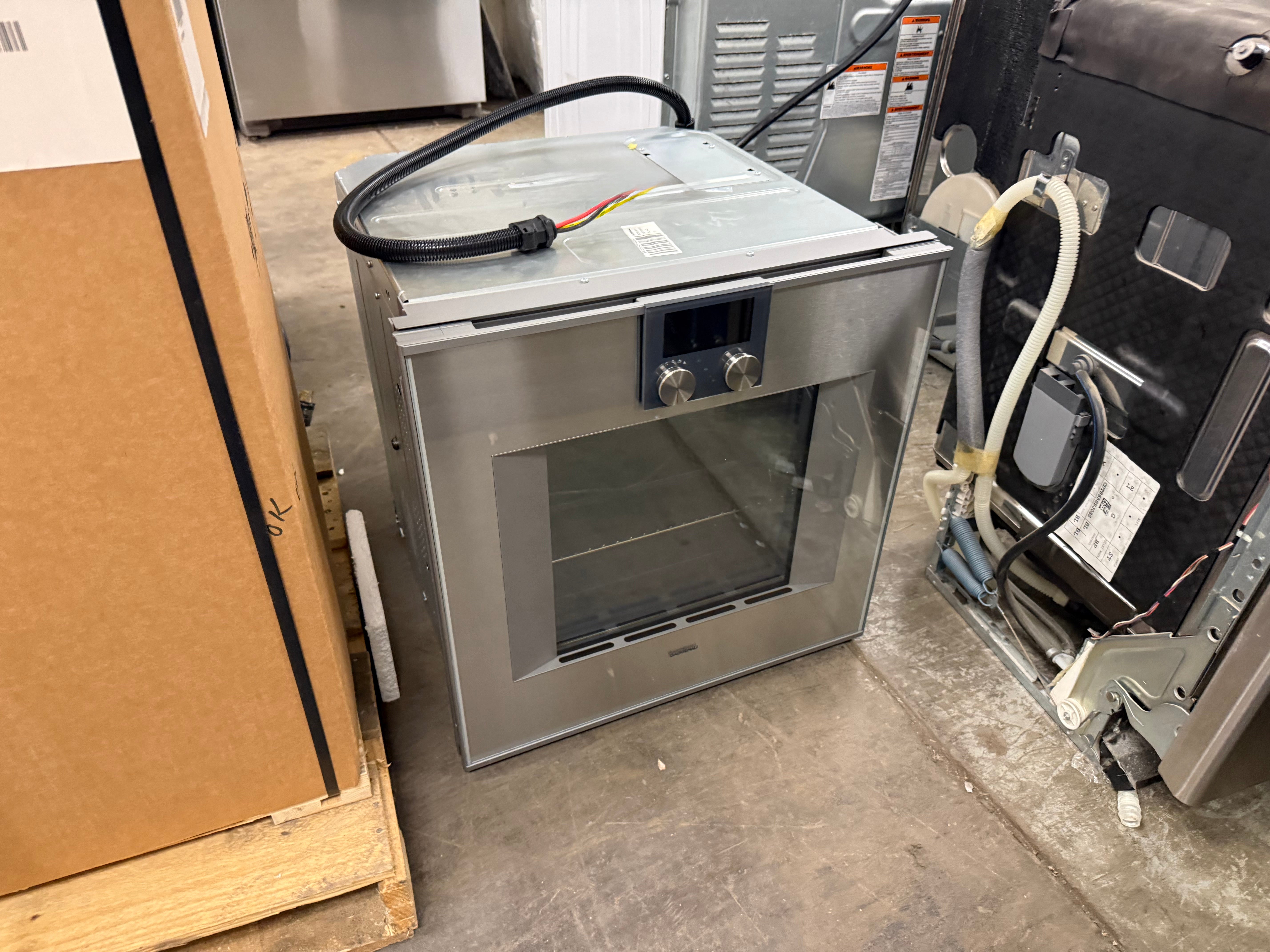 Built-in professional single wall oven with pyrolytic self-cleaning