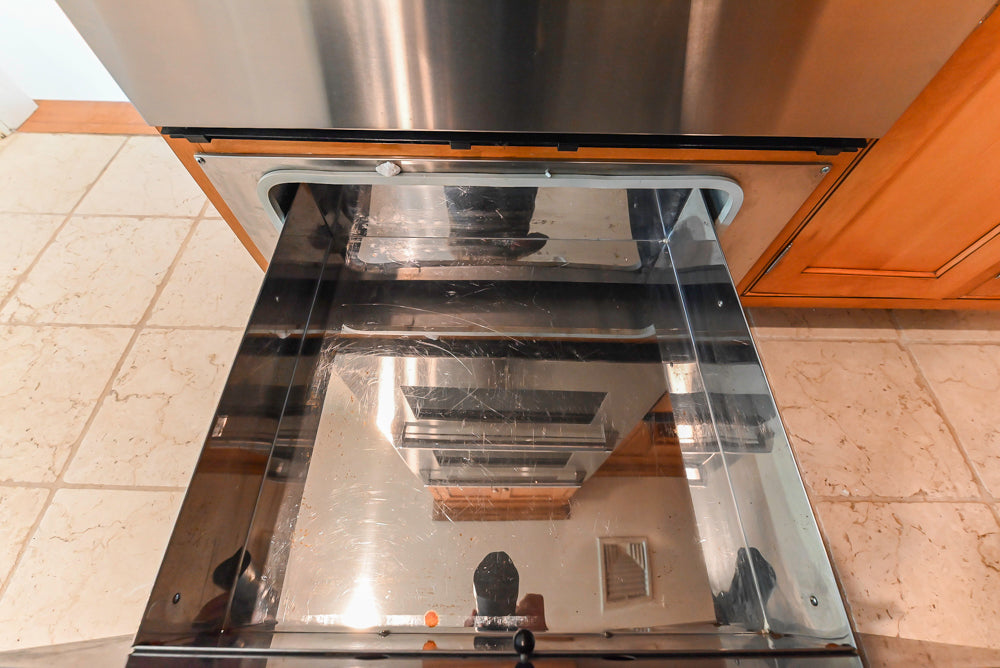 Traditional Wooden Kitchen with Granite Countertops and Complete Appliance Package