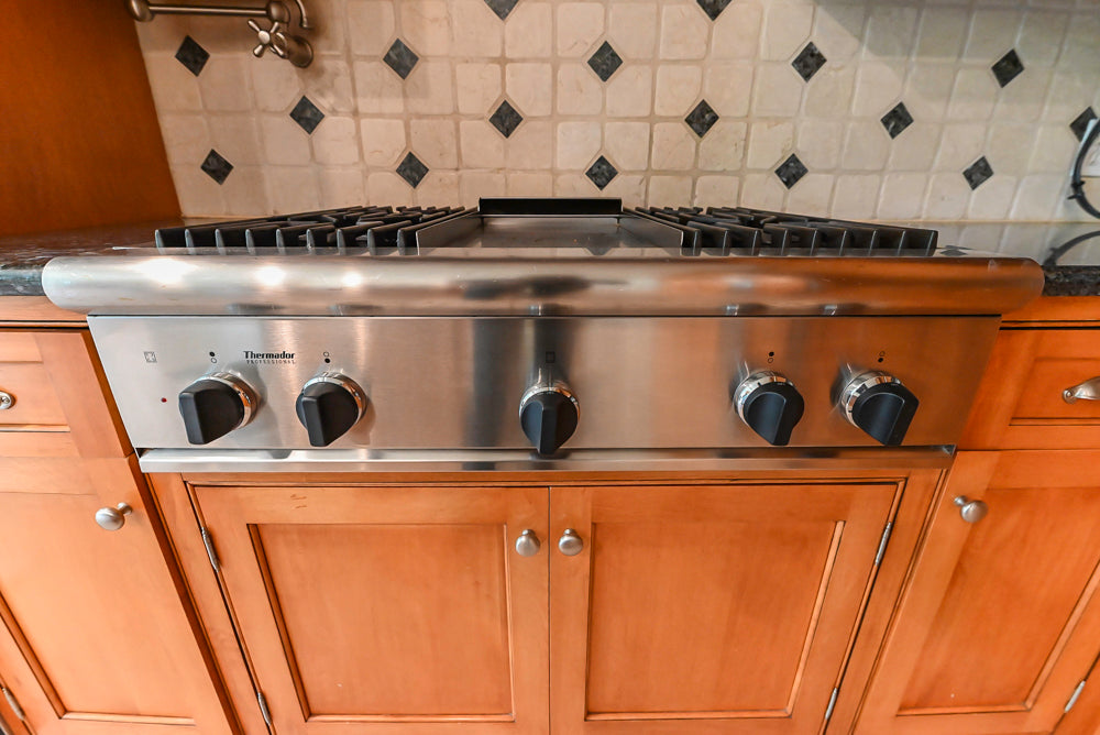 Traditional Wooden Kitchen with Granite Countertops and Complete Appliance Package