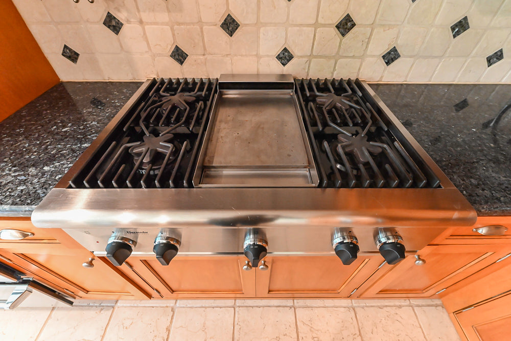 Traditional Wooden Kitchen with Granite Countertops and Complete Appliance Package