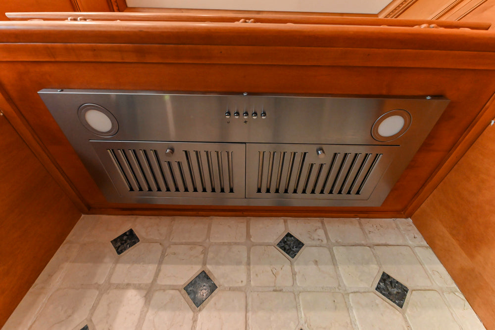 Traditional Wooden Kitchen with Granite Countertops and Complete Appliance Package