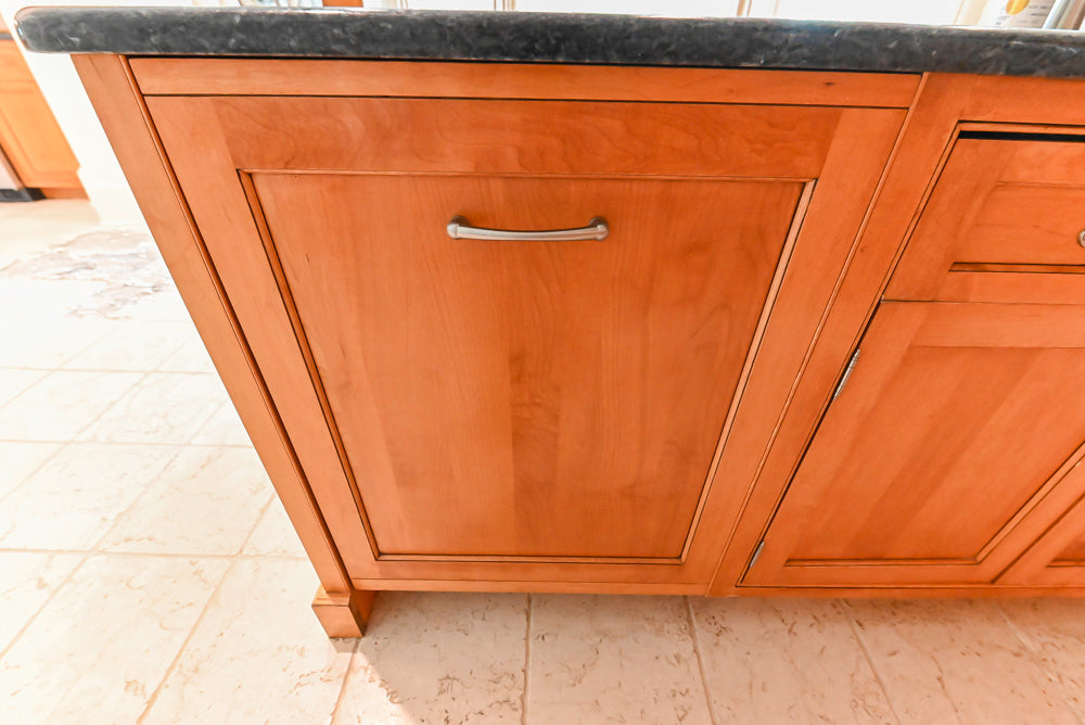 Traditional Wooden Kitchen with Granite Countertops and Complete Appliance Package