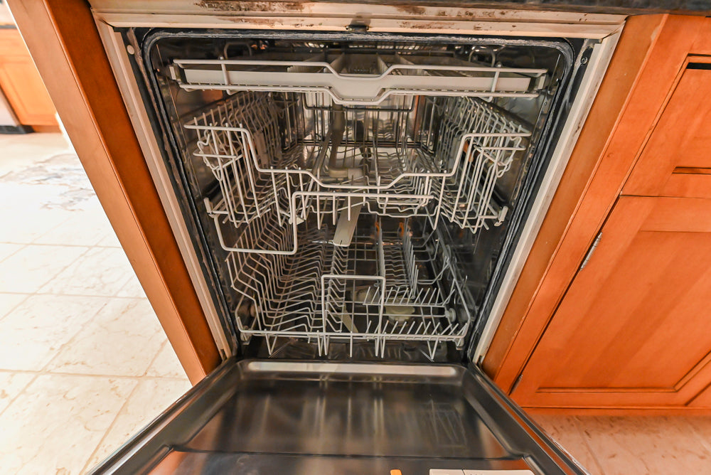 Traditional Wooden Kitchen with Granite Countertops and Complete Appliance Package