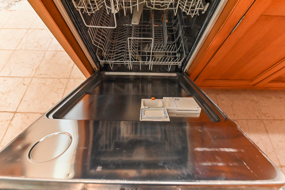Traditional Wooden Kitchen with Granite Countertops and Complete Appliance Package