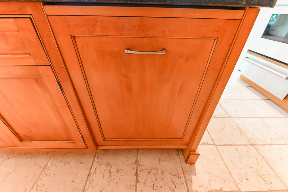 Traditional Wooden Kitchen with Granite Countertops and Complete Appliance Package