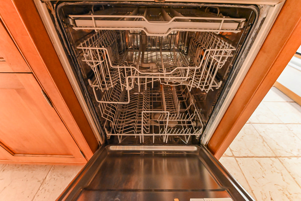 Traditional Wooden Kitchen with Granite Countertops and Complete Appliance Package