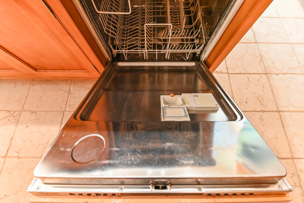 Traditional Wooden Kitchen with Granite Countertops and Complete Appliance Package